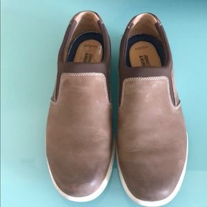 Men’s like new Johnston & Murphy slip on’s US 9.5M